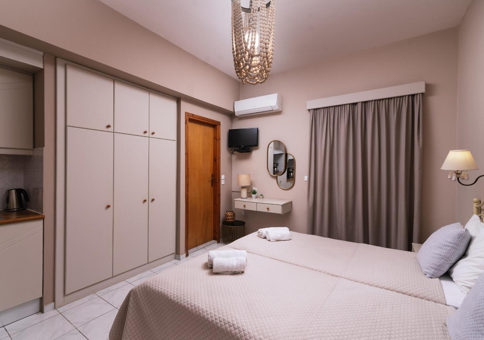 Filia Apartments Pitsidia Bagian luar foto